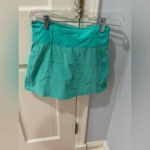 Lululemon 2 Tall light green tennis skirt (w/ shorts) back and waist pockets